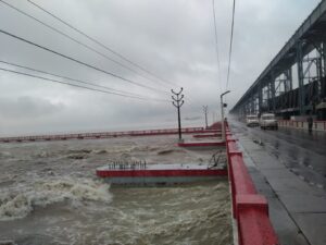 नेपाल में लगातार बारिश से कोसी उफान पर, बराज से 2.09 लाख क्यूसेक पानी छोड़ा गया
